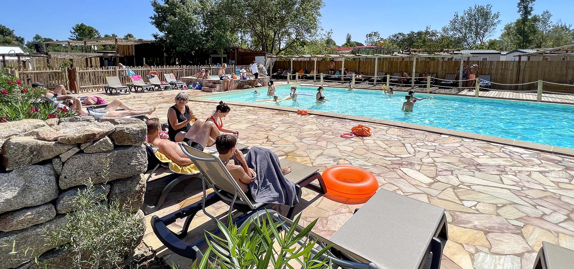 Camping porto vecchio piscine transat mur pierre
